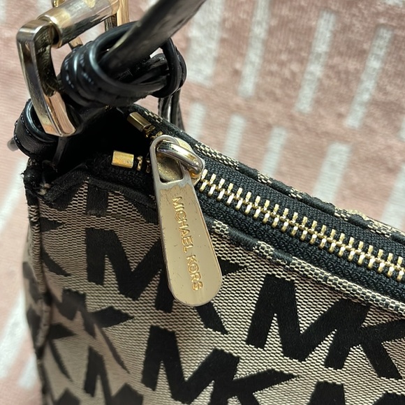 MK bag black/tan smaller CUTE ☺️ - Picture 3 of 9